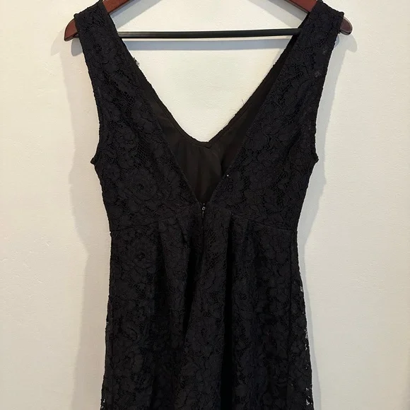 Black lace dress - Picture 3 of 4